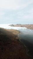 stor glaciär på Antarktis kust en solig sommareftermiddag video
