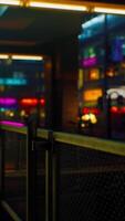 cena noturna da cidade japonesa com luzes de neon video