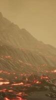 bela vista à noite do vulcão ativo com lava vermelha video