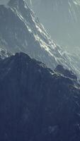 sommet de montagne dans la chaîne de montagnes de l'himalaya au népal video