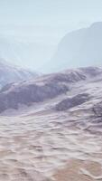 uma tirar o fôlego deserto panorama com majestoso montanhas dentro a distância video