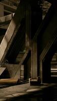 un' debolmente illuminato corridoio con le scale principale su per esso nel un' buio calcestruzzo interno video