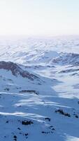 innevato montagna gamma con un' mozzafiato fondale video