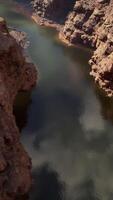 vogelperspectief visie van een majestueus rivier- vloeiende door een verbijsterend Ravijn landschap video