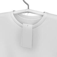 camiseta en percha con etiqueta en blanco antecedentes foto