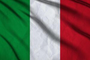 cerca arriba ondulación bandera de Italia. foto