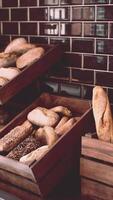 pão fresco nas prateleiras da padaria video