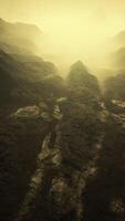 donker sfeervol landschap met hoge zwarte bergtop in mist video