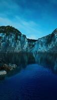 près des falaises de calcaire dans l'océan video