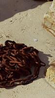 oude verroeste ketting in het zand video