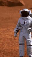 astronauta sulla superficie di Marte. pianeta rosso coperto di gas e roccia video