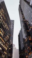 arquitectura moderna de la ciudad de rascacielos contra el cielo video