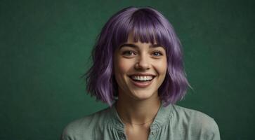 un mujer con corto púrpura pelo sonriente en verde estudio antecedentes foto