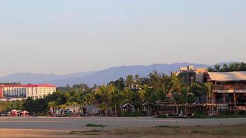 puerto escondido Oaxaca Mexiko 2022 Menschen Sonnenschirme Riegel Restaurants Liegen Strand Palmen Zikatela Mexiko. video