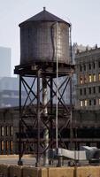 Wasser Turm im städtisch Rahmen video