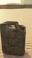 svart behållare på sandig strand video