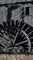 alt Wasser Rad durch Stein Gebäude video
