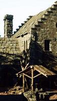 antico pietra edificio con di legno tetto video