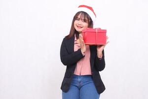 hermosa asiático niña en traje sonriente con Papa Noel claus sombrero posando con Navidad regalo caja y levantamiento caja en blanco antecedentes para promoción, publicidad, bandera, cartelera foto