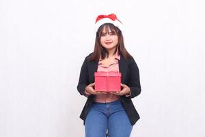 hermosa asiático niña en traje contento encantador con Papa Noel claus sombrero posando con Navidad regalo caja regalos en blanco antecedentes para promoción, publicidad, bandera, cartelera foto