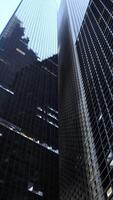 Wolkenkratzer hoch aufragend Über das Straßen von Neu York Stadt video