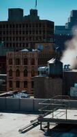 Rauch steigend von ein Kamin auf ein Gebäude Dach video