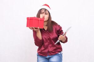 hermosa joven Sureste asiático mujer sonrisa besos cesto regalo caja y ordenador portátil tableta a Navidad vestir Papa Noel sombrero moderno rojo camisa atuendo blanco antecedentes para promoción y publicidad foto