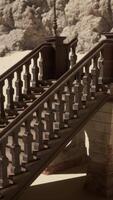 une ensemble de escaliers de premier plan à une Roche formation video