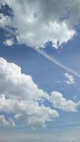 azul cielo con blanco nubes, natural antecedentes video