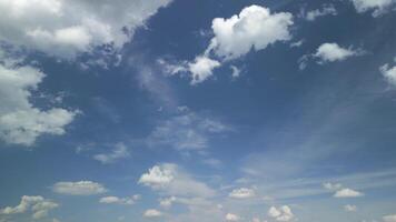 azul céu com branco nuvens em ensolarado dia video