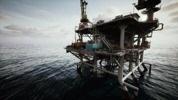 veroudering olie tuigage temidden van oceaan golven video