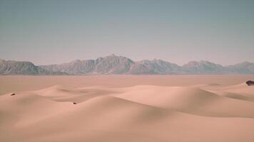arido deserto paesaggio con lontano montagne video