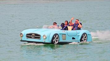 Dubai - uni arabe émirats 01.05.2024 amphibie voiture aventure sur eau, une unique amphibie voiture croisière sur l'eau avec les passagers profiter le innovant Voyage expérience. video