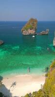 antenne visie van paradijs strand en turkoois zee Aan phi phi eiland, Thailand video