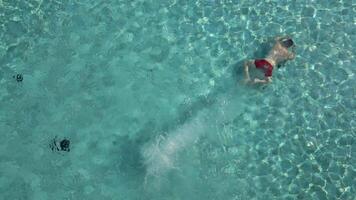 uomo immersioni in piscina nel estate video