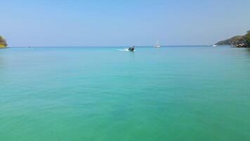 aérien de en bois thaïlandais bateau dans le turquoise des eaux de phi phi île, Thaïlande video
