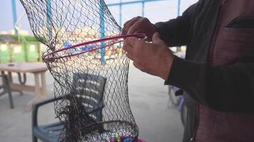 pescador preparando peixe cela redes para Caçando dentro a porta imagens de vídeo. video