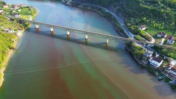 aereo fuco Visualizza di inquinata fiume. il conseguenze di eccessivo fosfato pubblicazione per il fiume. turchese e Marrone colori. ambientale disastro causato di umani. ecologico preoccupazione. video