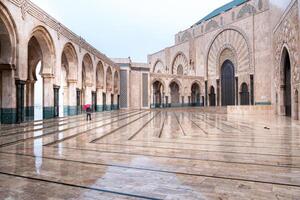 casa blanca, Marruecos -marzo 25, Vista 2024 de el famoso hassan segundo mezquita durante un lluvioso día foto