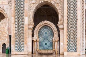 casa blanca, Marruecos -marzo 25, 202 personas visitar el famoso hassan segundo mezquita durante un lluvioso día foto