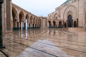 casa blanca, Marruecos -marzo 25, Vista 2024 de el famoso hassan segundo mezquita durante un lluvioso día foto