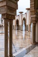 casa blanca, Marruecos -marzo 25, Vista 2024 de el famoso hassan segundo mezquita durante un lluvioso día foto