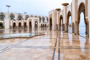 casa blanca, Marruecos -marzo 25, Vista 2024 de el famoso hassan segundo mezquita durante un lluvioso día foto