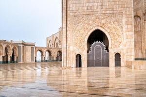 casa blanca, Marruecos -marzo 25, 2024-el genial portales de el hassan ii mezquita en casablanca durante un lluvioso día foto