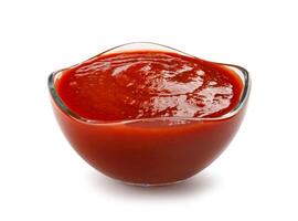 salsa de tomate en un vaso taza aislado en un blanco antecedentes. tomate salsa . foto