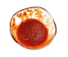 vaso taza con salsa de tomate aislado en blanco antecedentes. foto