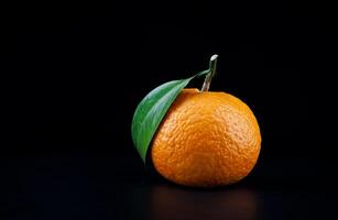 maduro jugoso Mandarina en un oscuro antecedentes. foto