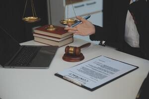 americano mujer abogado o mujer de negocios africano trabajando con computadora portátil, buscando, analizando datos, leyendo contrato documentos trabajo con ley libros martillo de justicia consultante abogado concepto. foto