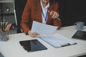 mujer sentado a escritorio y trabajando a computadora manos cerca arriba foto