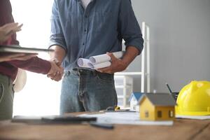 apretón de manos. cerca arriba construcción trabajador personas sacudida manos en negocio cooperación acuerdo. exitoso manos sacudida después bueno acuerdo foto